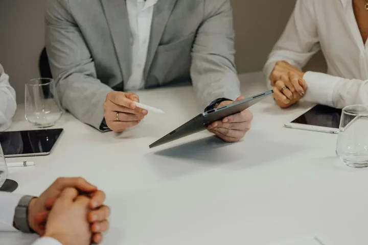 PR a marketing – gdzie kończy się reklama, a zaczyna budowanie wizerunku?