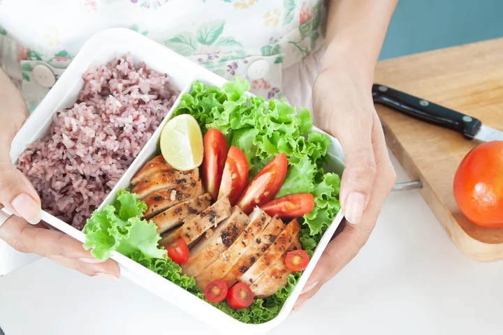 Zmagasz się z IBS? Ta dieta pudełkowa dostępna w Łodzi może Ci pomóc