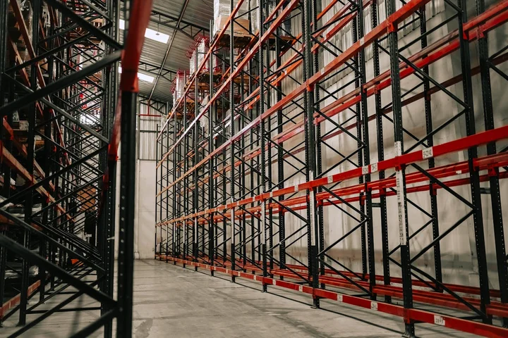 Przemysłowe stanowiska produkcyjne ergonomia, modułowość i nowoczesność w jednym