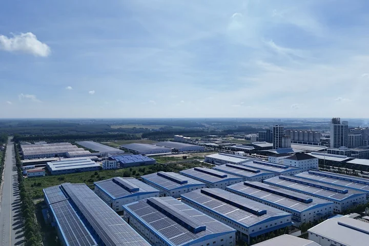 Uszczelnianie dachu płaskiego – jakie miejsca są najbardziej narażone na przecieki?