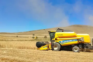 Jakie maszyny rolnicze są niezbędne w nowoczesnym gospodarstwie