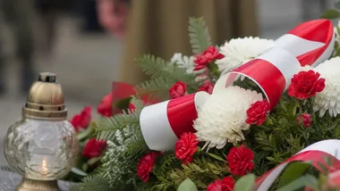 Modlitwa i kwiaty w dwóch miejscach pamięci. Hołd bohaterom podziemia