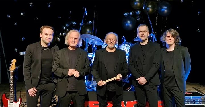 Obrazek przedstawia grafikę promocyjną wydarzenia Koncert Czerwonych Gitar w Tomaszowie Mazowieckim — Diamentowa Trasa 60-lecia