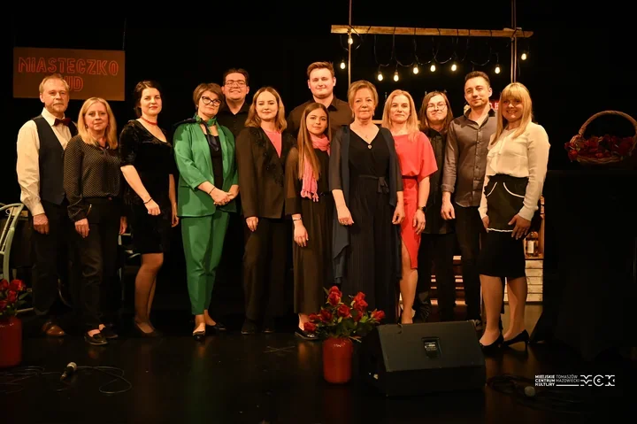 Miasteczko cud w Tkaczu zamieniło scenę w pełne emocji małe miasto