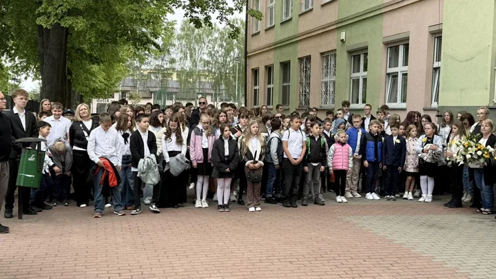 Jan Paweł II znów w centrum szkolnego święta. Uczniowie pokazali pamięć