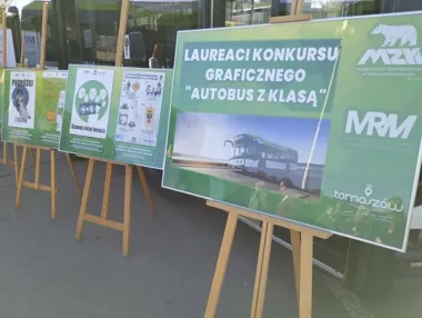 Plakaty młodzieży pojadą autobusami. Finał konkursu z klasą