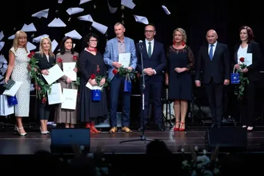 67 uczniów docenionych, nauczyciele nagrodzeni. Gala edukacji w Tomaszowie