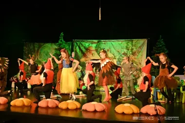 Młodzi aktorzy przejęli Tkacz i pokazali, że teatr w Tomaszowie ma energię