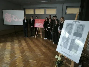 Cztery dziewczyny ze Spały wracają z zapomnienia dzięki uczniom z „Jedynki”