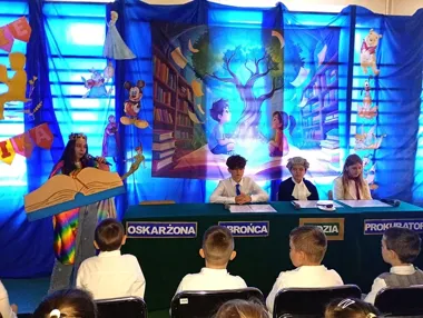 Pierwszaki z „szóstki” weszły do świata książek i odebrały pierwsze dyplomy