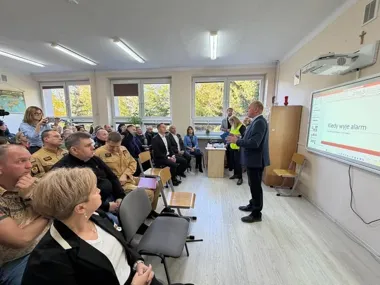 Alarm z powietrza w szkole. Tomaszowskie placówki sprawdzą procedury i łączność