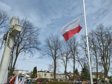W Tomaszowie pamięć o Katyniu wybrzmiała pod Krzyżem Katyńskim
