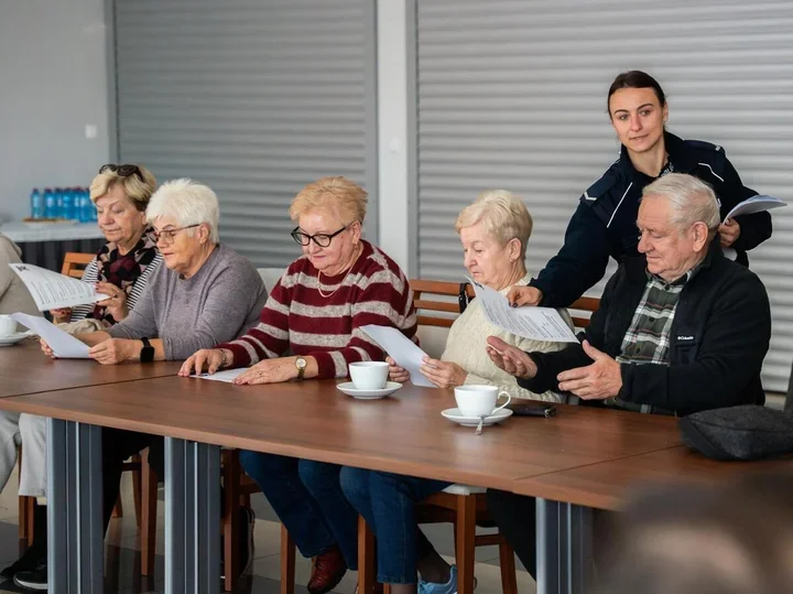 Czad i zakupy online na jednym spotkaniu. Policjanci rozmawiali z seniorami w Ujeździe