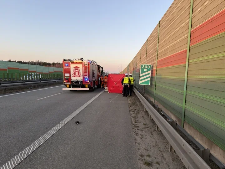 Motocykl roztrzaskany o barierę na S8 - kierowca zginął w chwili