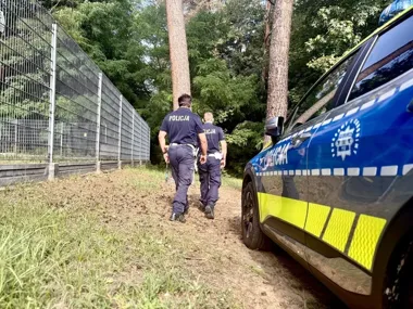 Policjanci odnaleźli mężczyznę w lesie. Kilkanaście minut rozmowy uratowało życie