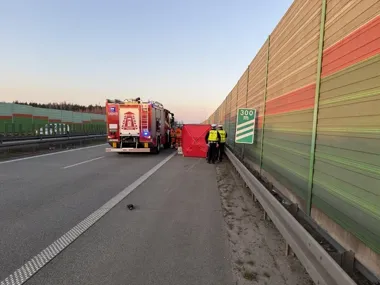 Motocykl roztrzaskany o barierę na S8 - kierowca zginął w chwili