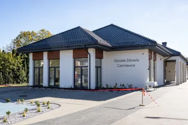 Nowy budynek Ośrodka Zdrowia w Czerniewicach, przygotowany do uroczystego otwarcia z czerwoną wstęgą.